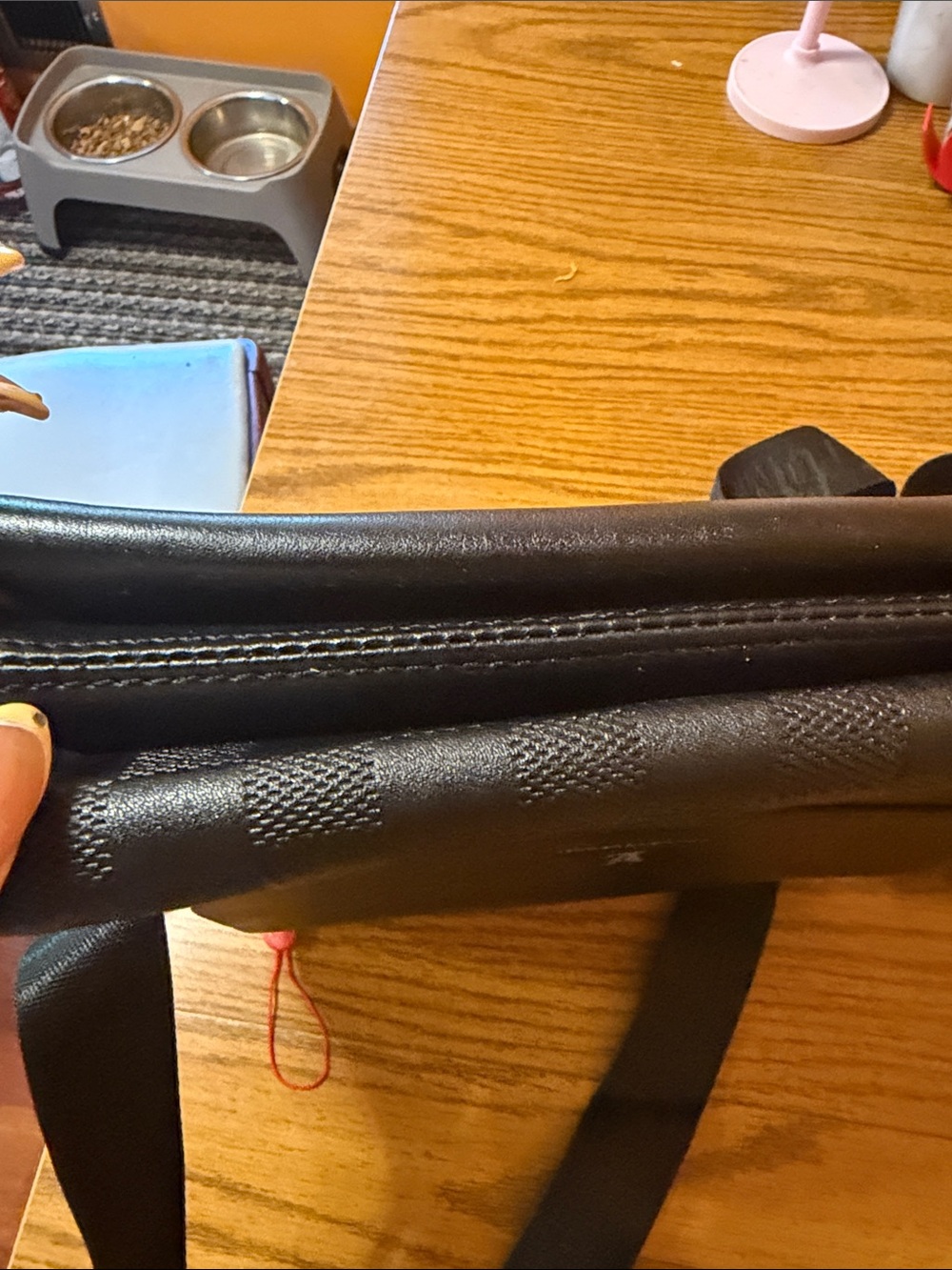 Louis Vuitton Black/Dark Gray Messenger Bag wear on the corners - Picture 6 of 7